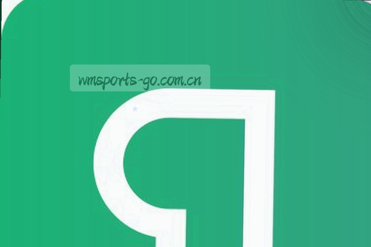 一只手握着手机站在球场围栏旁，屏幕显示赛事页局部，背景虚化